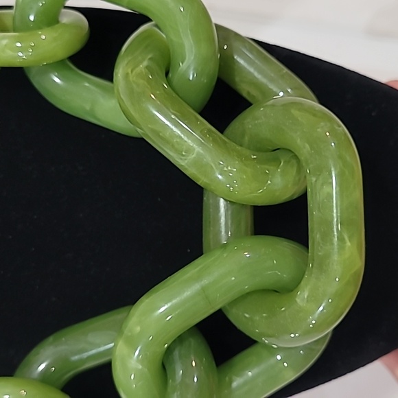 💚🔹️Piper K 🔹️Bold Green Resin Chunky  Statement 20" Necklace - Picture 6 of 10